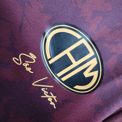 Camisa Atlético Mineiro Edição 10 anos (O MILAGRE DE SÃO VICTOR) - Torcedor Le Coq Sportif Feminino - Vermelha com detalhes em dourado e preto