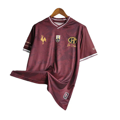 Camisa Atlético Mineiro Edição 10 anos (O MILAGRE DE SÃO VICTOR) - Torcedor Le Coq Sportif Feminino - Vermelha com detalhes em dourado e preto